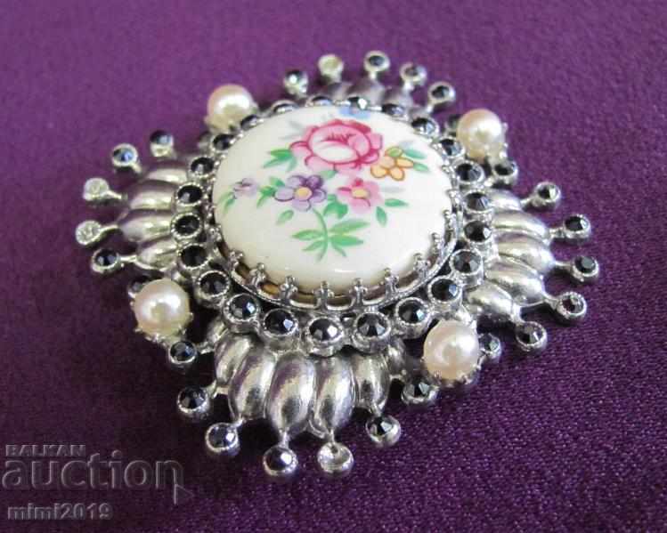 Auction  Vintage Ladies Porcelain Brooch