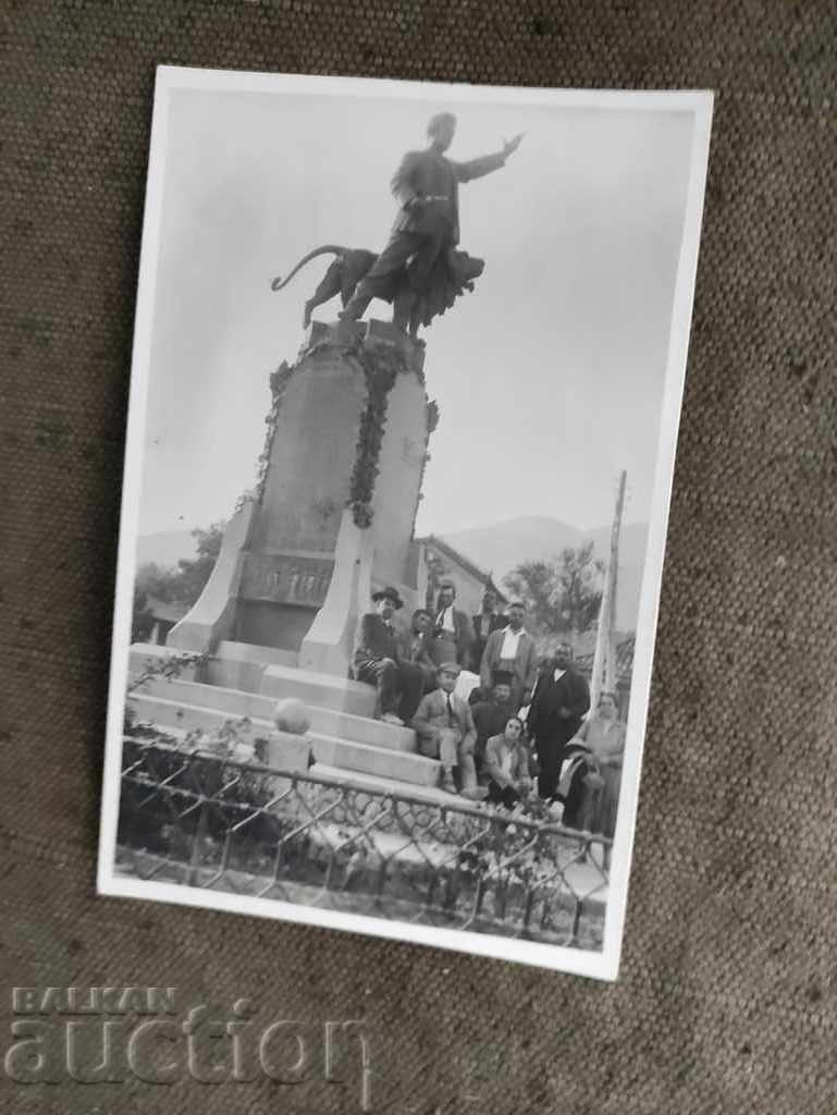 Karlovo 1928 monumentul lui Vasil Levski, preot