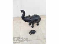 Două statuete de elefanți