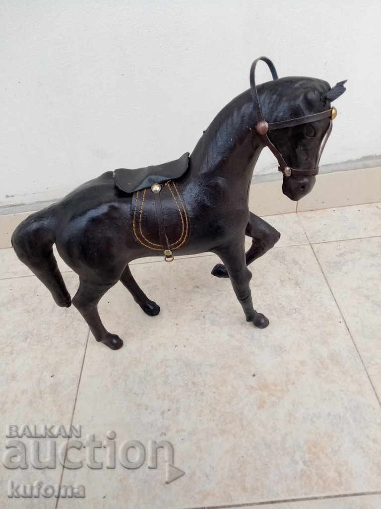 Παλαιό δερμάτινο αγαλματίδιο σε ένα άλογο