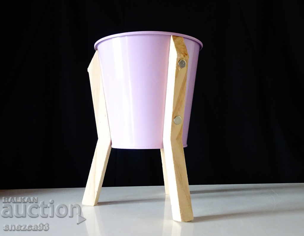 Холандска метална кашпа,саксия с крачета. с цена 9.90 лв. | € 5.06 Холандска метална кашпа,саксия с крачета. с цена 9.90 лв. | € 5.06