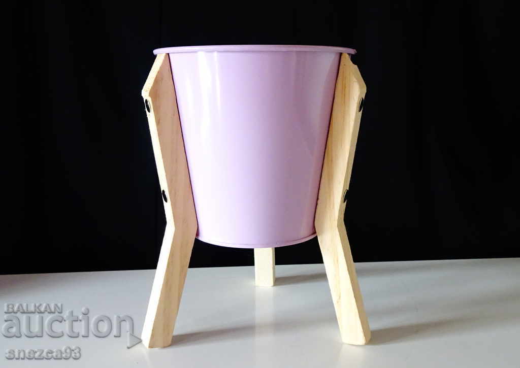 Аукцион Холандска метална кашпа,саксия с крачета. Аукцион Холандска метална кашпа,саксия с крачета.