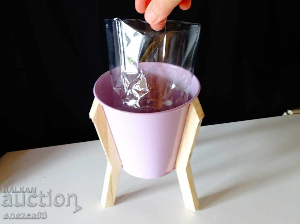 Доставка на Холандска метална кашпа,саксия с крачета. Доставка на Холандска метална кашпа,саксия с крачета.