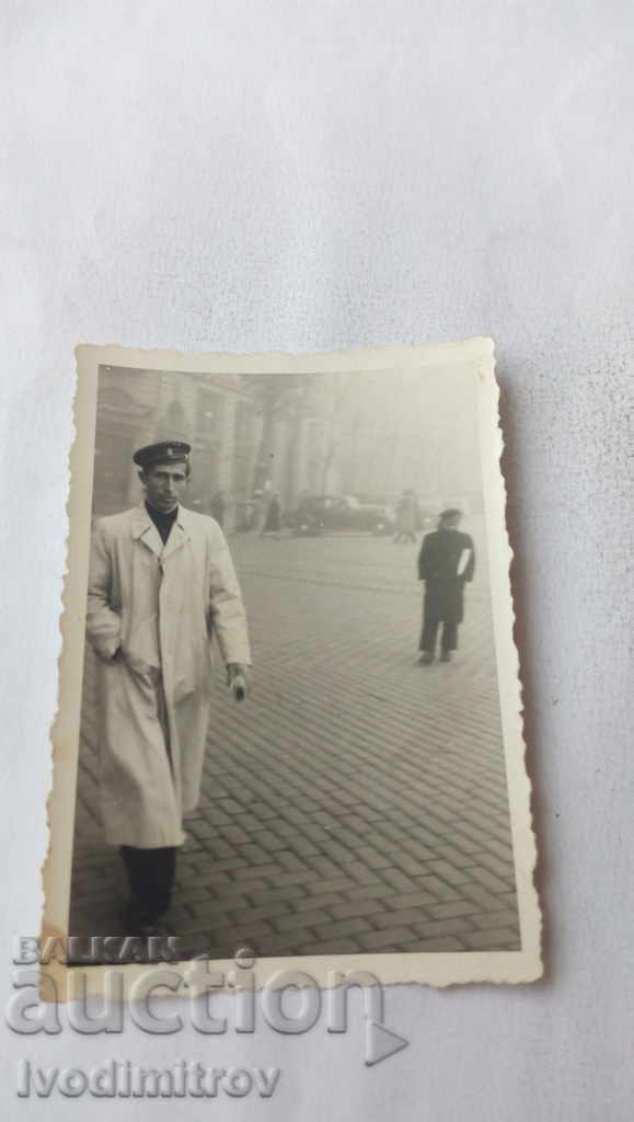 Fotografie Sofia Un bărbat aflat la o plimbare în fața BNB 1942