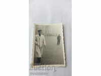 Φωτογραφία Σόφια Ένας άντρας σε μια βόλτα μπροστά από το BNB 1942