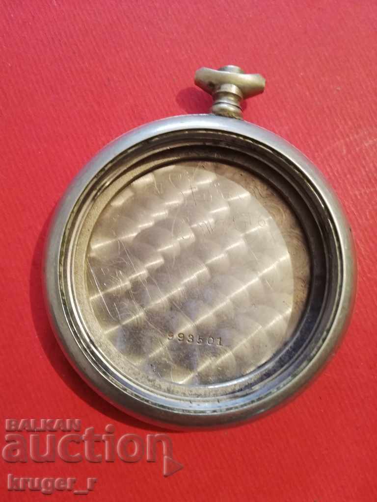 Carcasă dintr-un ceas de buzunar vechi.
