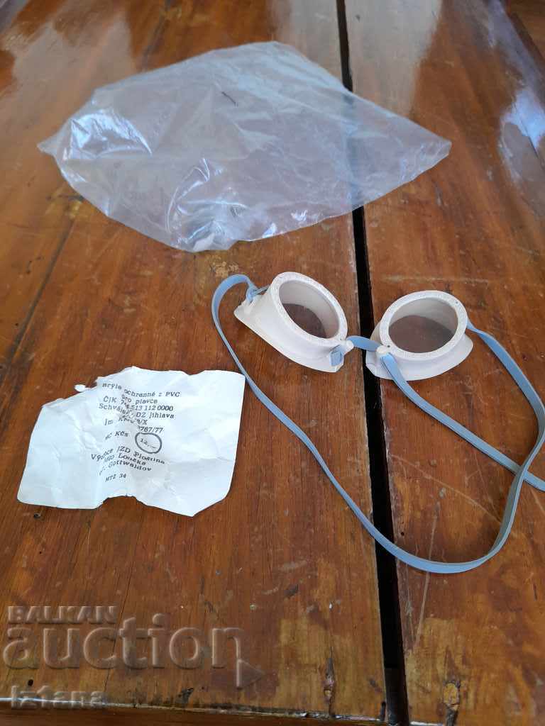 Old children's swimming goggles with price 16.00 BGN | € 8.18 Old children's swimming goggles with price 16.00 BGN | € 8.18