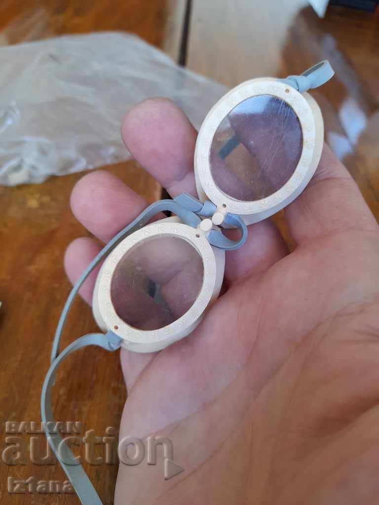 Delivery of Old children's swimming goggles Delivery of Old children's swimming goggles