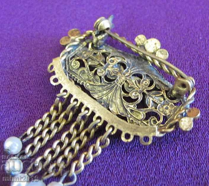 Delivery of 20s Women's Brooch