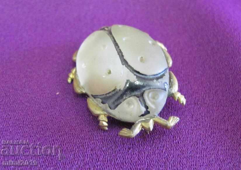 20 Ladies Brooch Scarab with Gilding with price 100.00 BGN | € 51.13 20 Ladies Brooch Scarab with Gilding with price 100.00 BGN | € 51.13