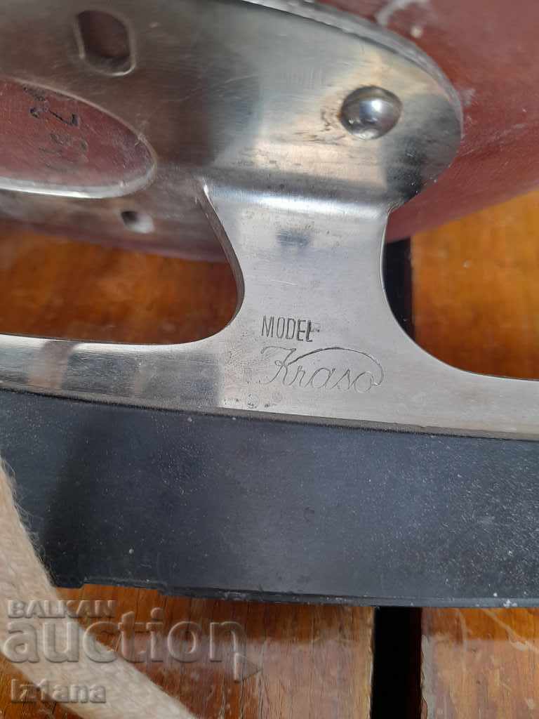 Delivery of Old Botas figure skates