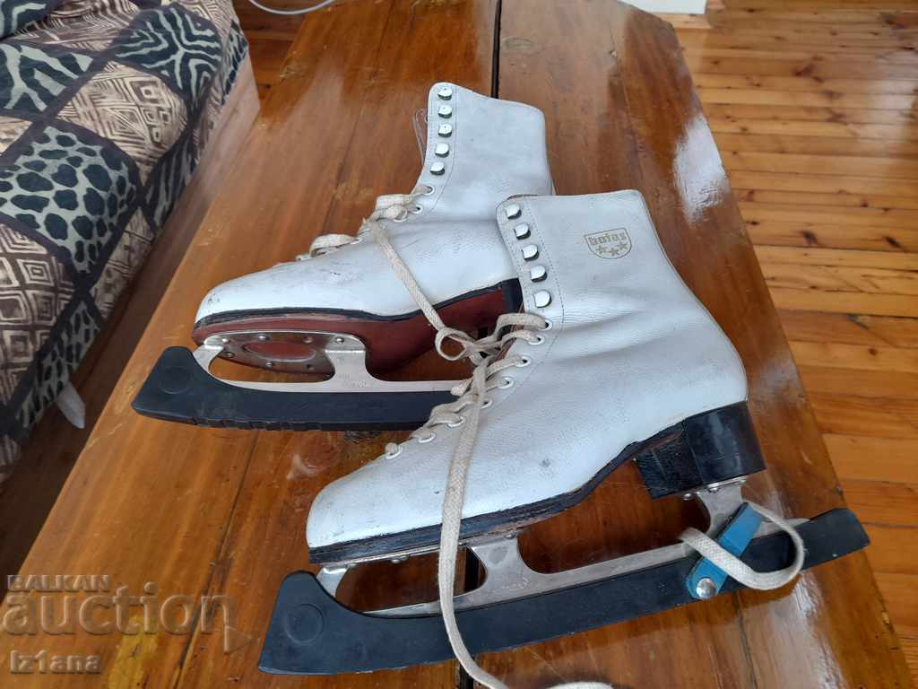 Old Botas figure skates