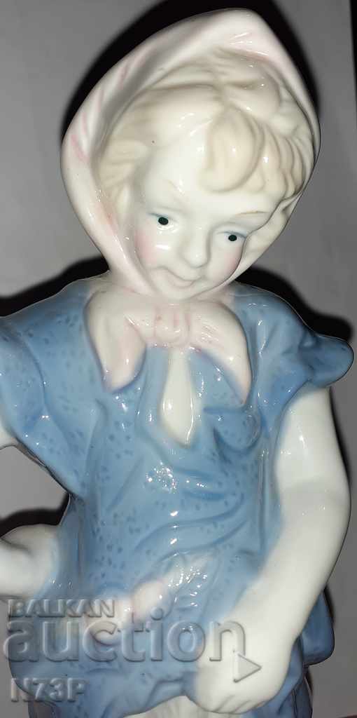PORCELAIN STATUTE. FIGURE. GIRL. with price 15.00 BGN | € 7.67 PORCELAIN STATUTE. FIGURE. GIRL. with price 15.00 BGN | € 7.67