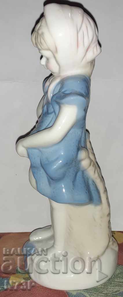 Auction PORCELAIN STATUTE. FIGURE. GIRL. Auction PORCELAIN STATUTE. FIGURE. GIRL.