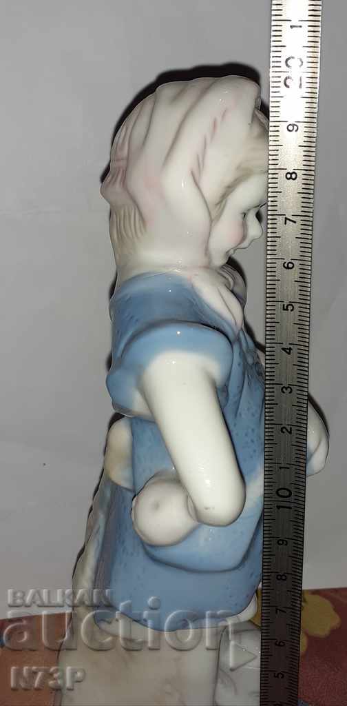 PORCELAIN STATUTE. FIGURE. GIRL. - 5 PORCELAIN STATUTE. FIGURE. GIRL. - 5
