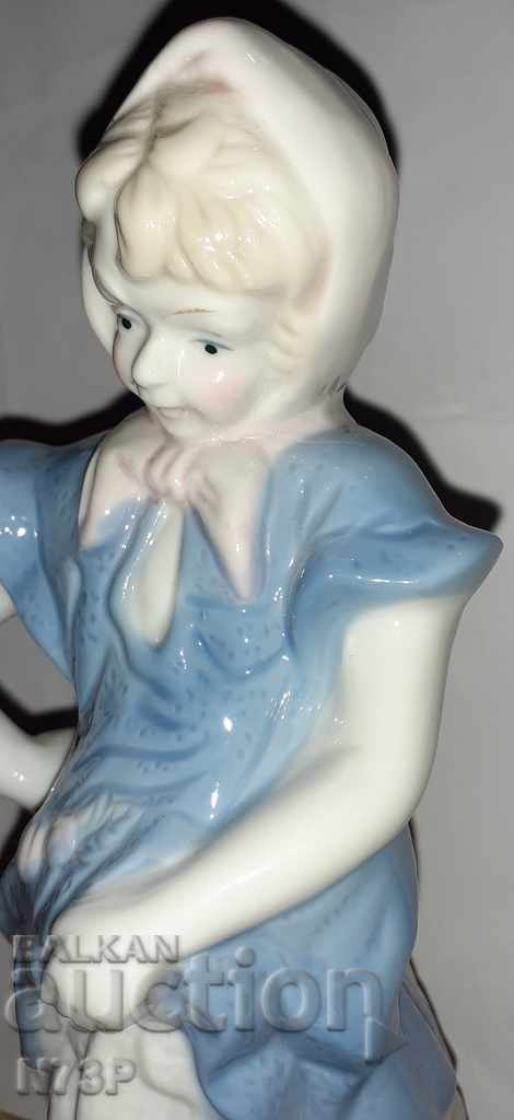 PORCELAIN STATUTE. FIGURE. GIRL. - 7 PORCELAIN STATUTE. FIGURE. GIRL. - 7