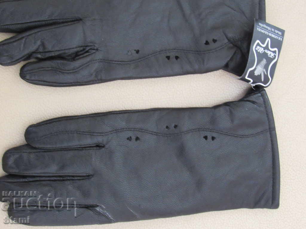 Delivery of Black women's leather gloves with genuine leather lining,