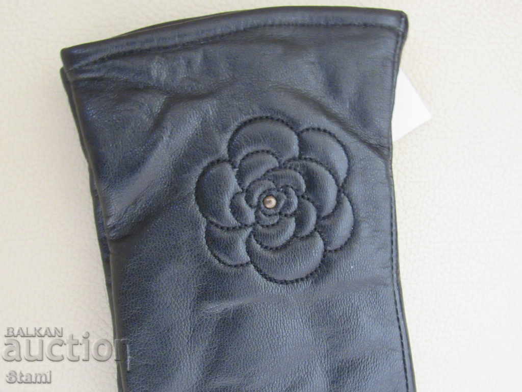 Black women's leather gloves with genuine leather lining, with price 37.00 BGN | € 18.92 Black women's leather gloves with genuine leather lining, with price 37.00 BGN | € 18.92