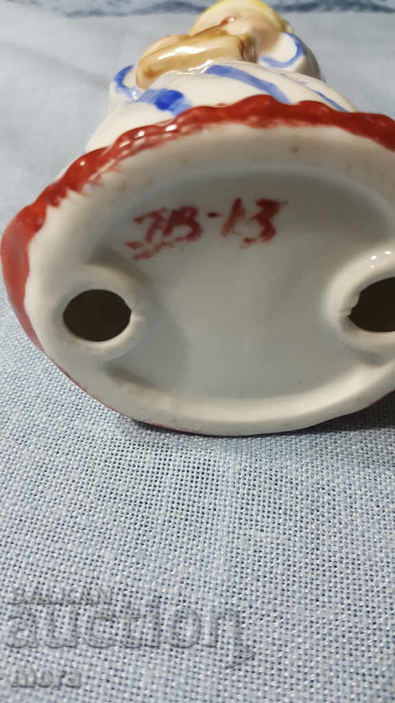 Auction  Beautiful porcelain Romanian figurine