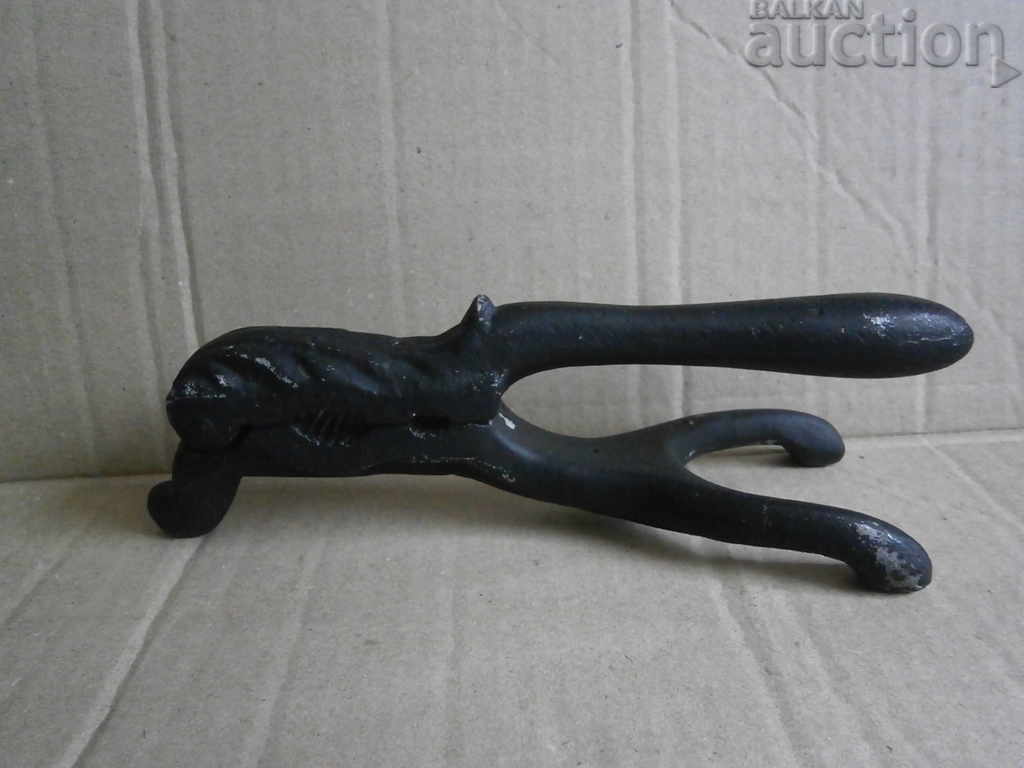 Auction pliers for breaking hazelnut nuts nuts Auction pliers for breaking hazelnut nuts nuts