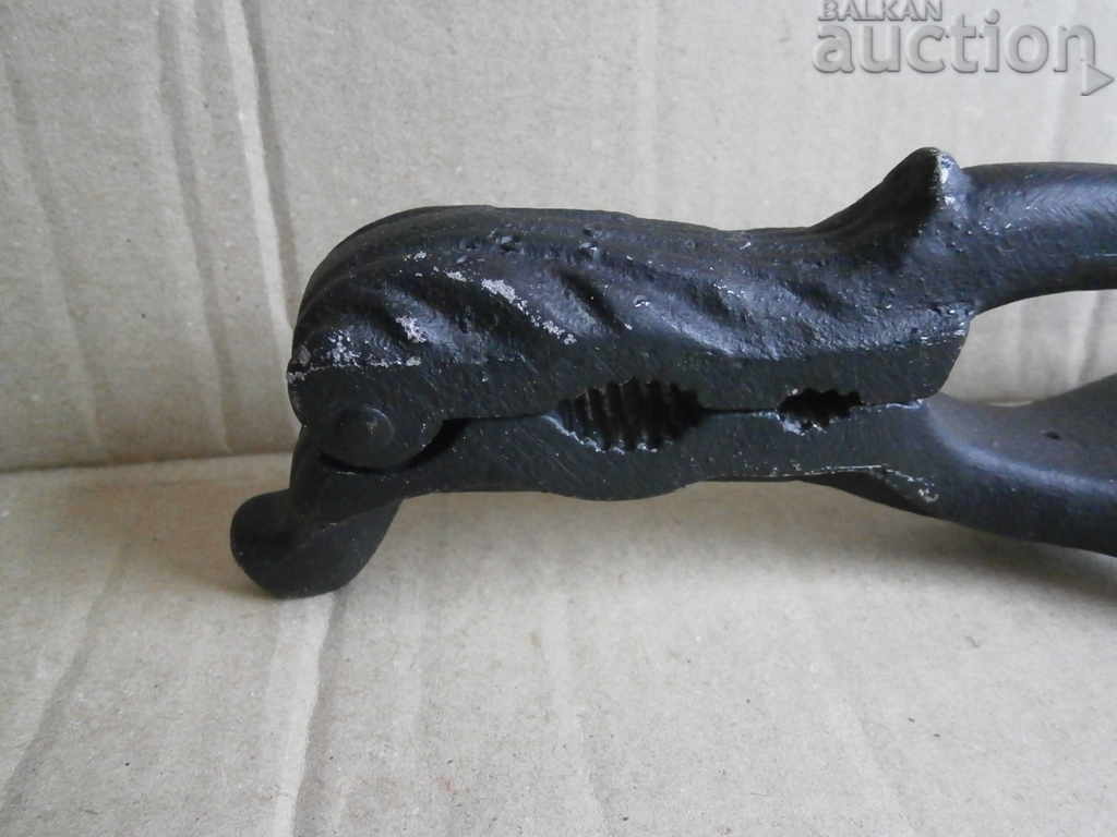 Delivery of pliers for breaking hazelnut nuts nuts Delivery of pliers for breaking hazelnut nuts nuts