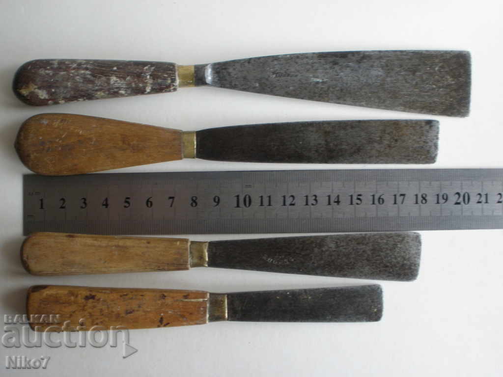 Auction Old oil paint spatulas. Auction Old oil paint spatulas.