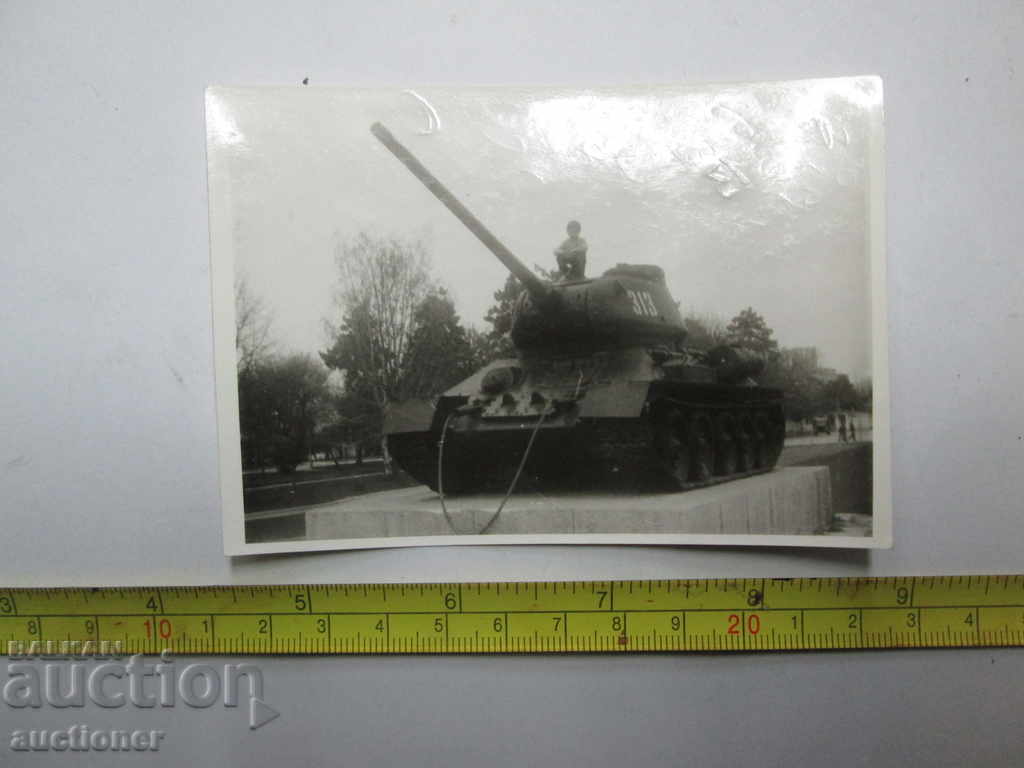 OLD PHOTO -1 TANK T-34 STEP IN BULGARIAN. EARTH
