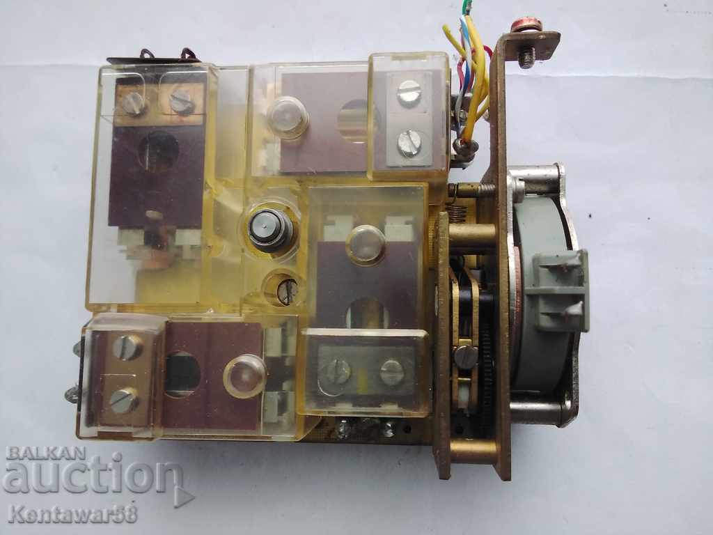 Electric motor with reducer controlling 4 relays.