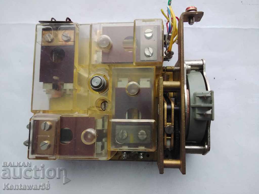 Electric motor with reducer controlling 4 relays. Electric motor with reducer controlling 4 relays.