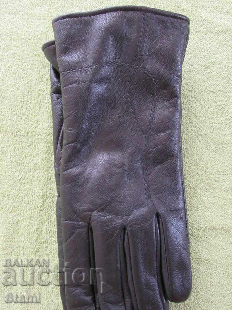 Delivery of Black women's leather gloves with genuine leather lining,