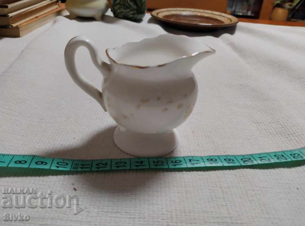 Auction English Porcelain Coat of Arms Collection Milk Jug Auction English Porcelain Coat of Arms Collection Milk Jug