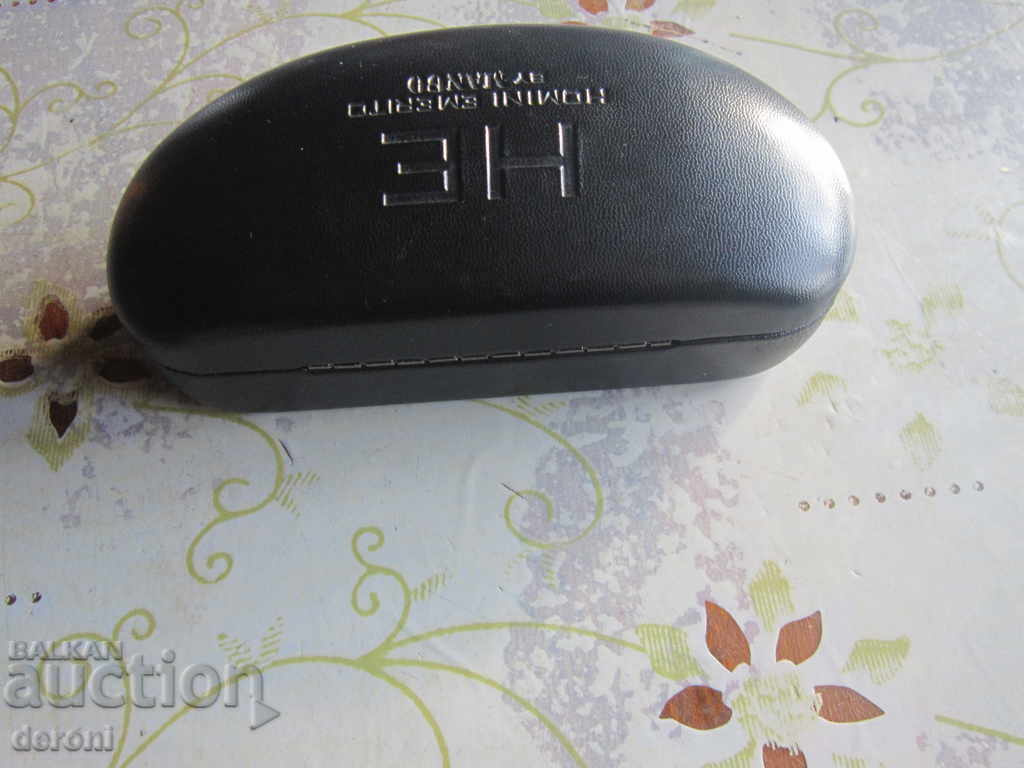 Delivery of Glasses case Delivery of Glasses case