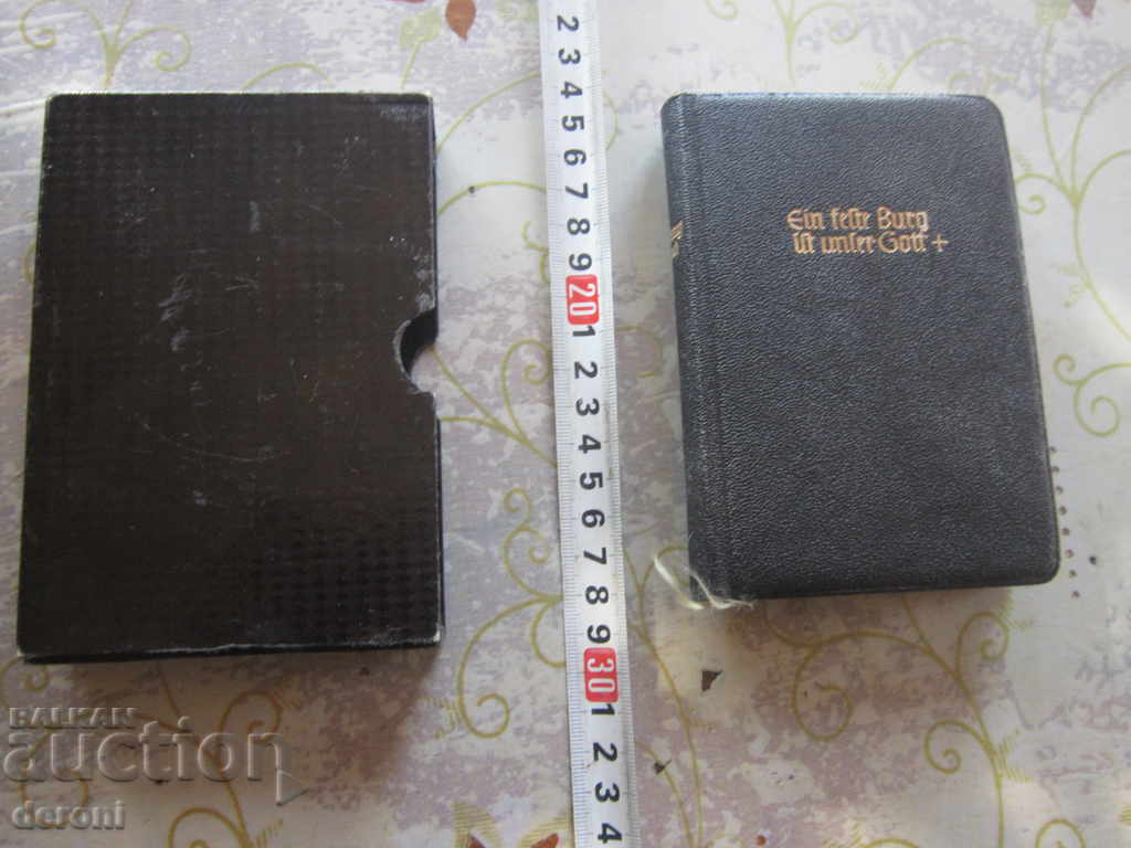 Стара библия в кутия калъф