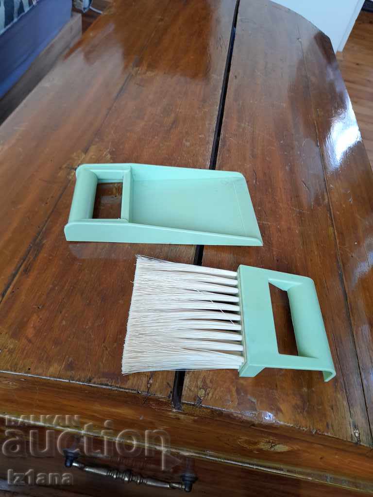 Auction Dustpan and Brush Set Auction Dustpan and Brush Set
