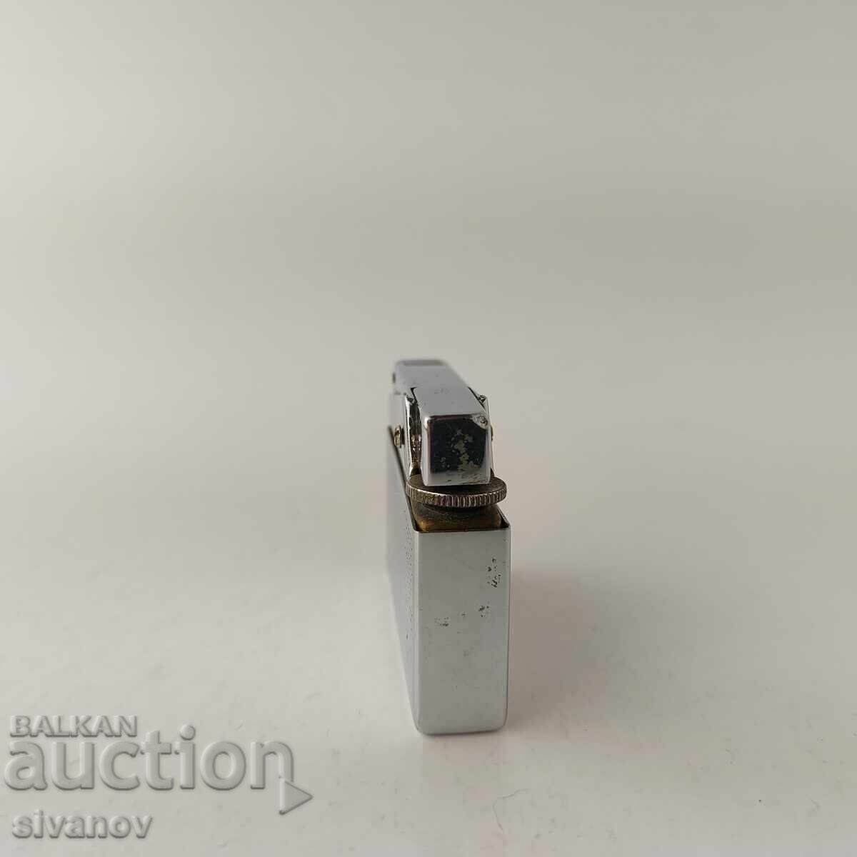 Interesantă brichetă metalică veche B0120 cu preț 9.99 BGN | € 5.11 Interesantă brichetă metalică veche B0120 cu preț 9.99 BGN | € 5.11