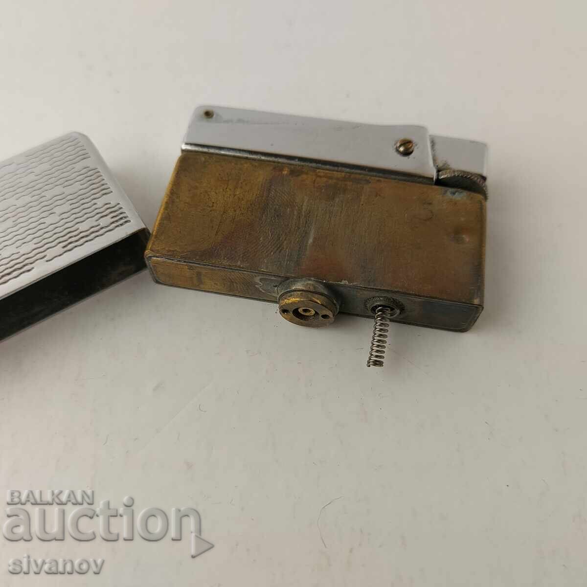 Interesantă brichetă metalică veche B0120 - 5 Interesantă brichetă metalică veche B0120 - 5