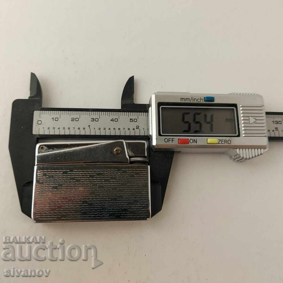 Interesantă brichetă metalică veche B0120 - 7 Interesantă brichetă metalică veche B0120 - 7