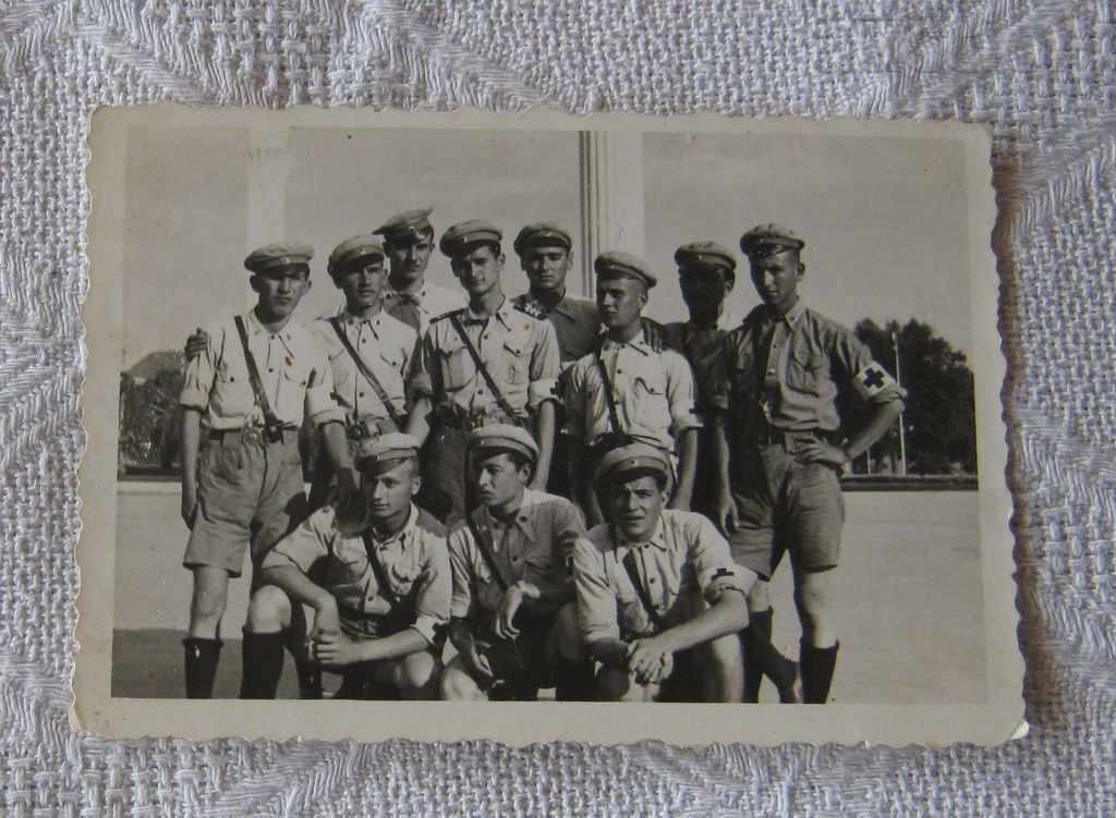 YOUTH RED CROSS I SERVE UNIFORM 194 .. PHOTO