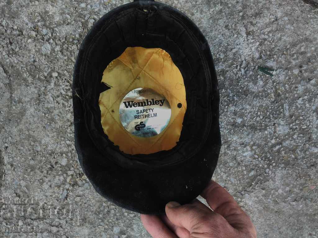 Pălărie veche de jocheu cu preț € 5.11 | 9.99 BGN