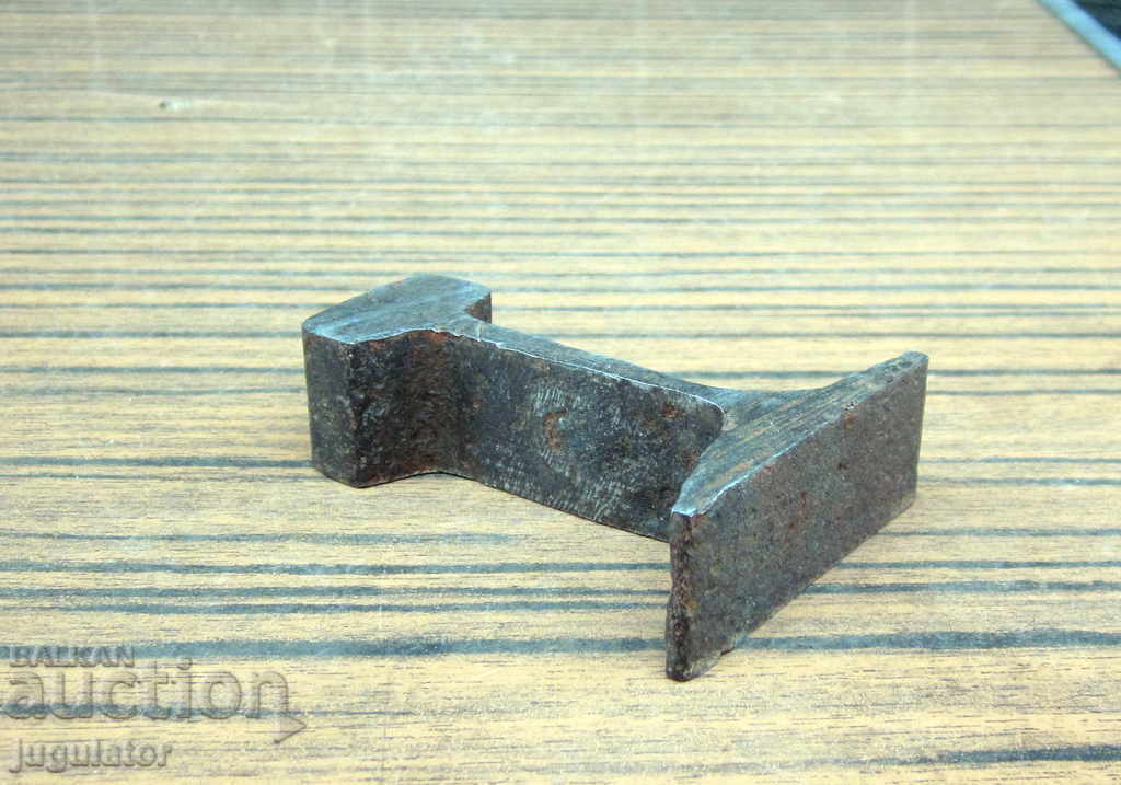 Delivery of old jeweller's watchmaker's small anvil Delivery of old jeweller's watchmaker's small anvil