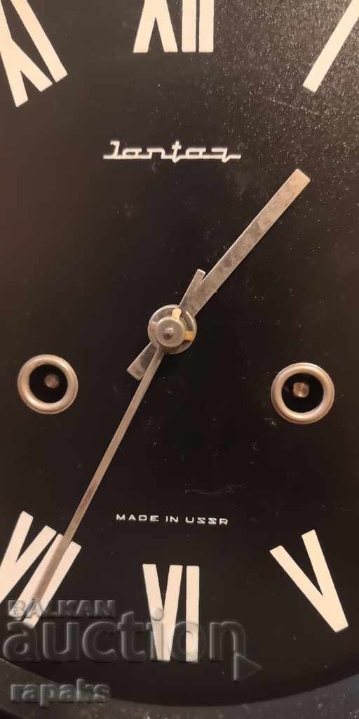 Доставка на Старинен стенен часовник с кукувица. Доставка на Старинен стенен часовник с кукувица.