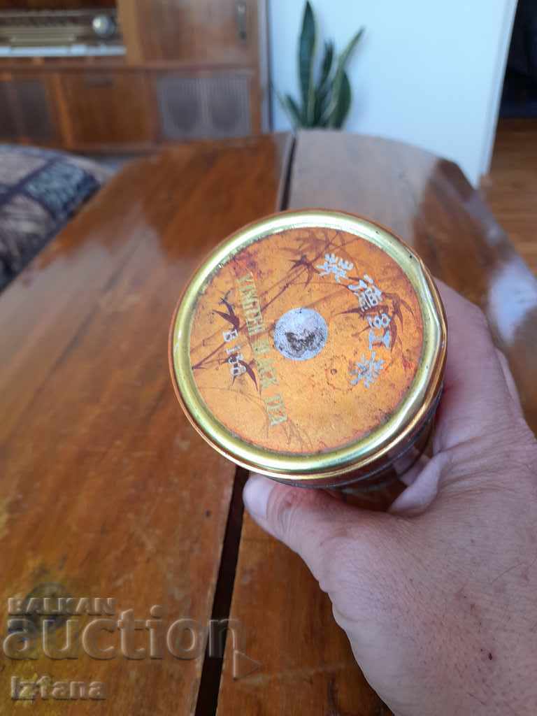 Livrarea Cutie veche de ceai negru