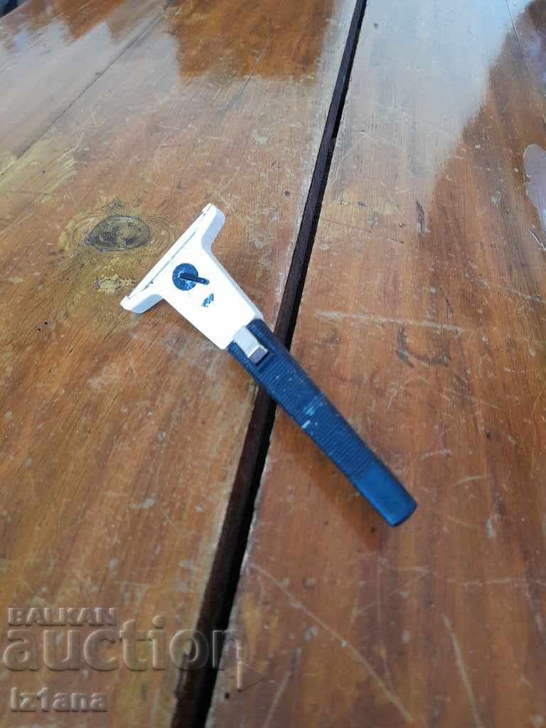 Old Gillette Techmatic razor with price 25.00 BGN | € 12.78 Old Gillette Techmatic razor with price 25.00 BGN | € 12.78