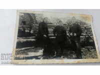 Снимка Трима войници до селската чешма