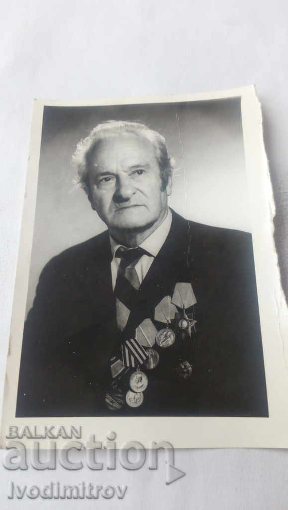 Снимка Възрастен мъж с ордени и медали