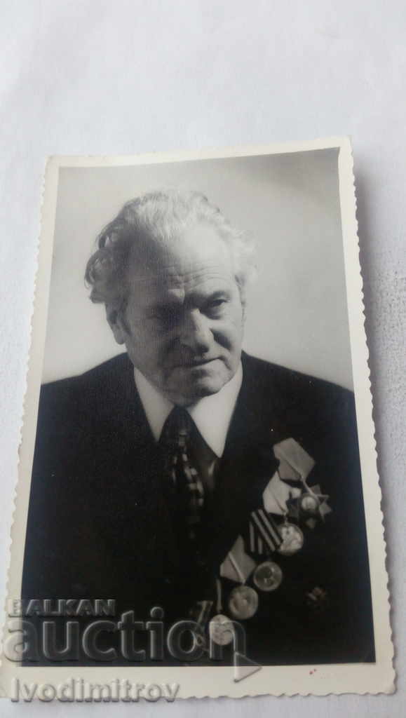 Φωτογραφία Ένας ηλικιωμένος άνδρας με παραγγελίες και μετάλλια