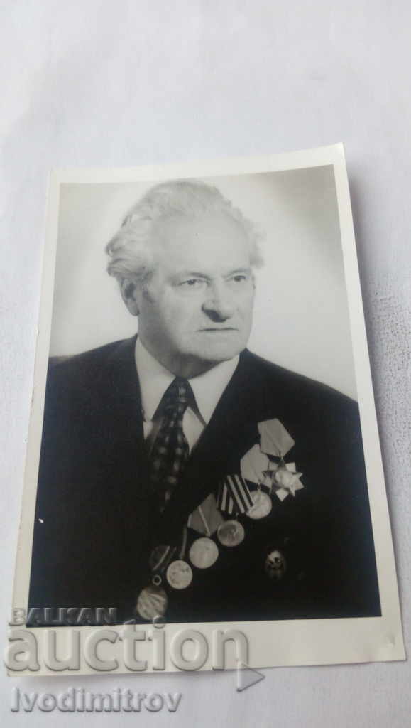 Снимка Възрастен мъж с ордени и медали