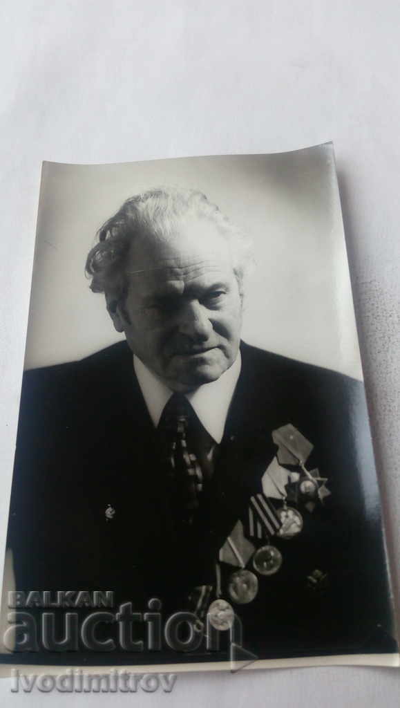 Φωτογραφία Ένας ηλικιωμένος άνδρας με παραγγελίες και μετάλλια