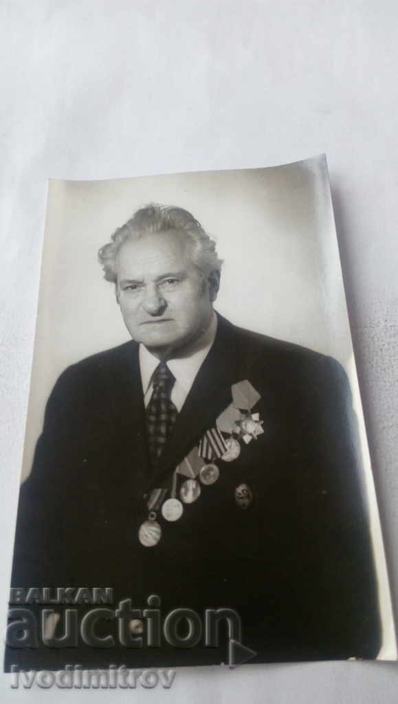 Fotografie Un bărbat în vârstă cu ordine și medalii