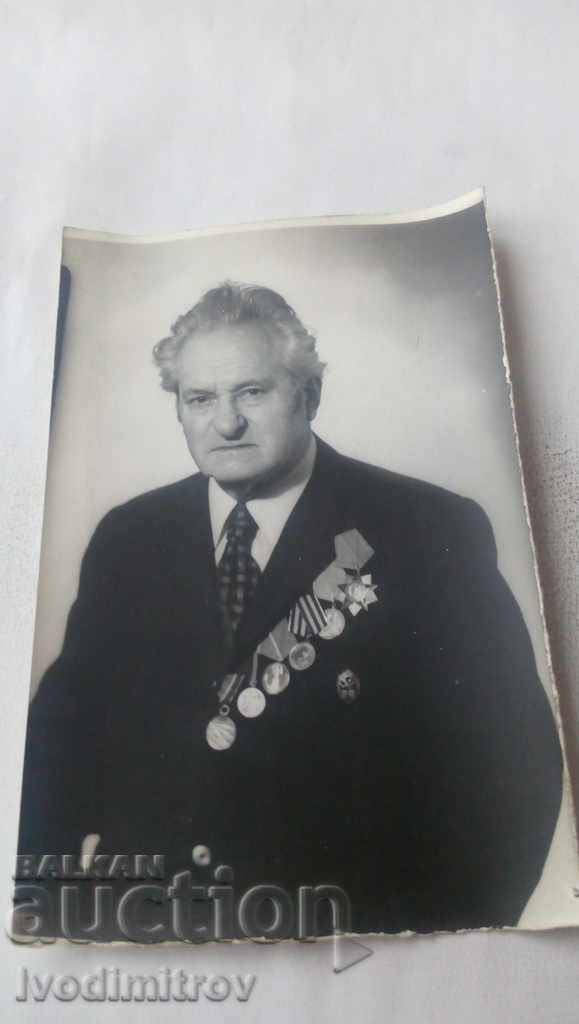 Fotografie Un bărbat în vârstă cu ordine și medalii